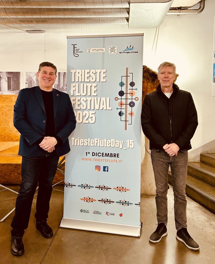 Ettore Michelazzi, presidente della Trieste Flute Association, con Gabriele Centis, direttore della Casa della Musica